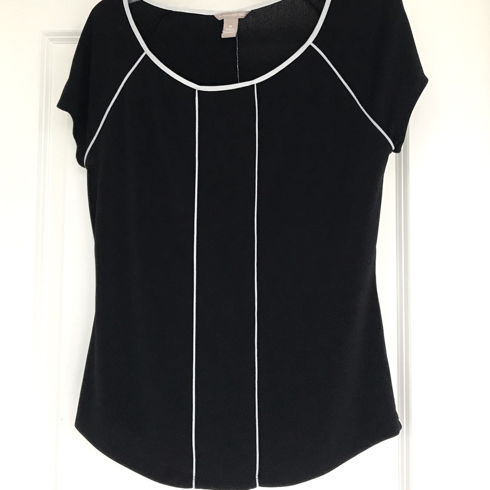 Woman’s short sleeve lightweight sweater